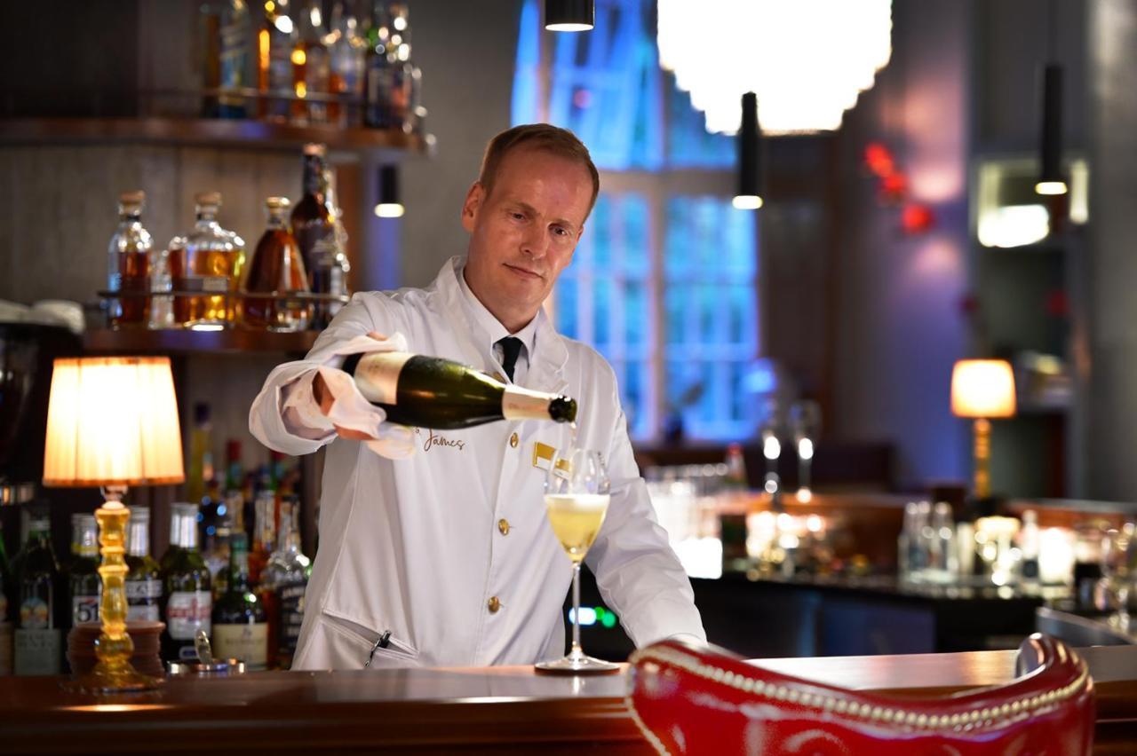 Das James Flensburg Zewnętrze zdjęcie A bartender at work